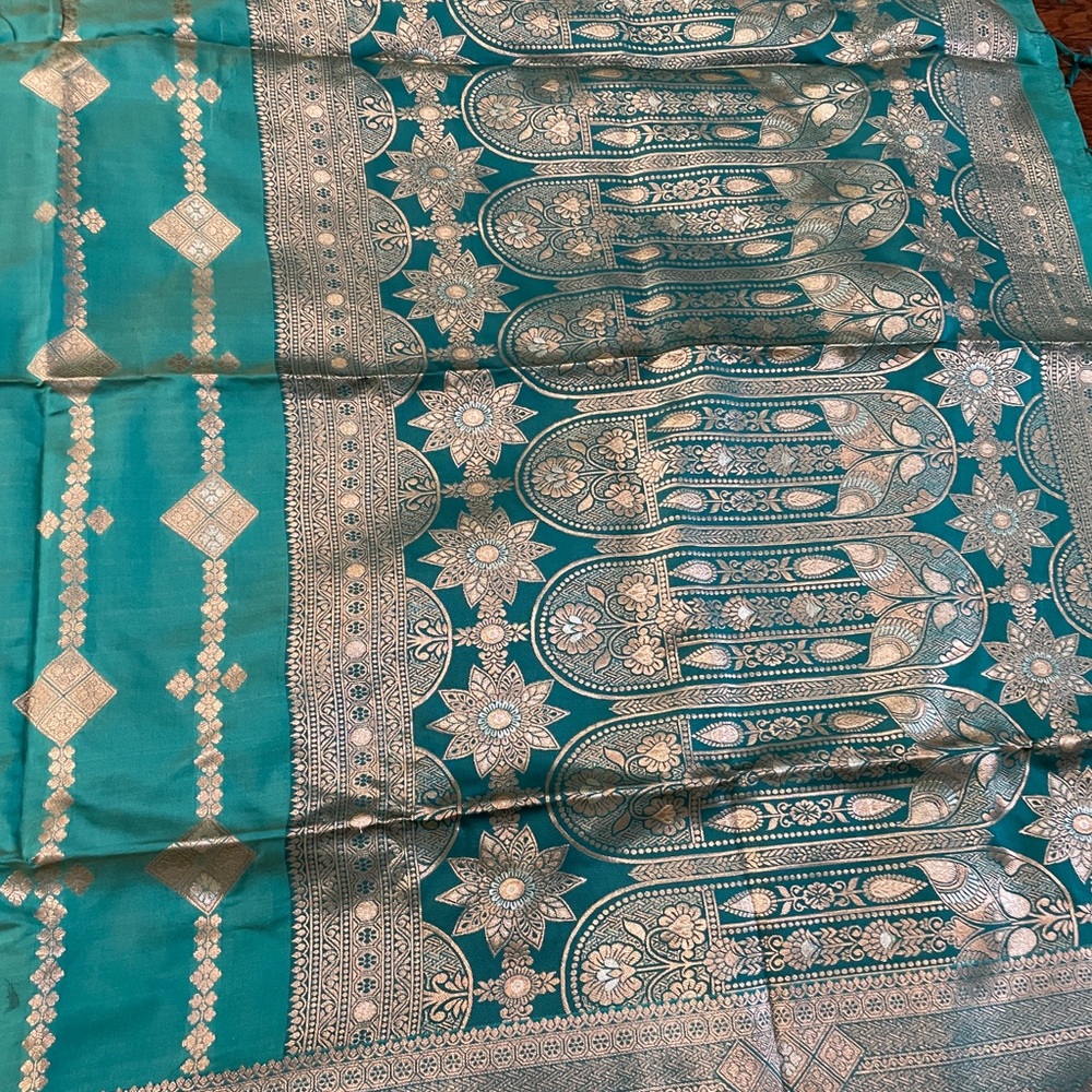 Elegant teal saree - Picture 4 of 6